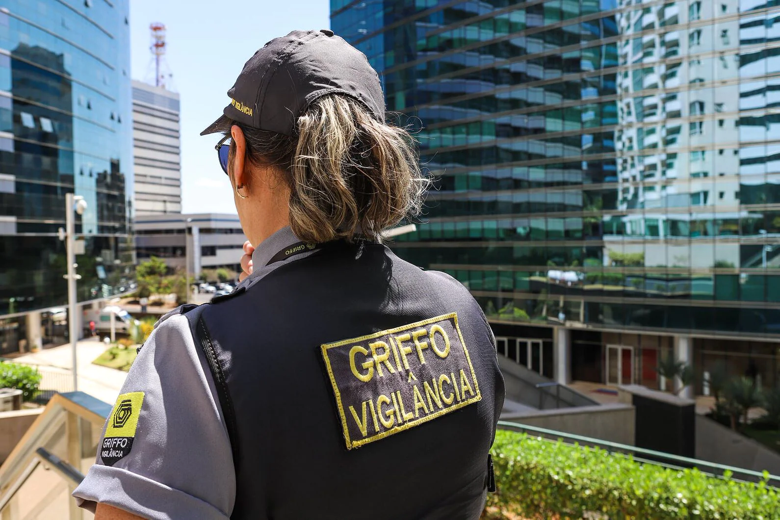 A Evolução dos Serviços de Segurança: Como a Tecnologia Apoia o Trabalho dos Profissionais em Condomínios